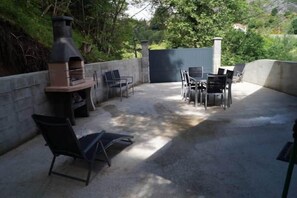 Outdoor dining - Le Refuge de la Loire opposite the river (Usclades-et-Rieutord)