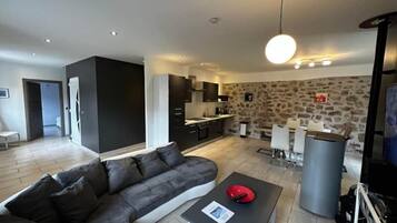 TV, fireplace, stereo