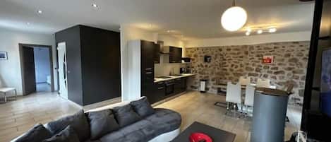 Télévision, cheminée, chaîne hi-fi