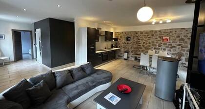 Le Refuge de la Loire opposite the river