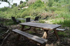 Outdoor dining - Le Refuge de la Loire opposite the river (Usclades-et-Rieutord)