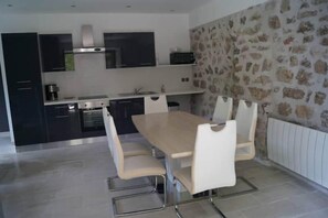 Fridge, microwave, oven, stovetop - Le Refuge de la Loire opposite the river (Usclades-et-Rieutord)