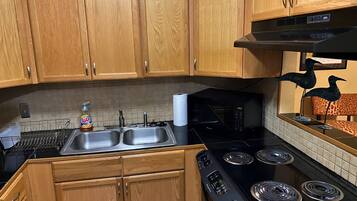 Microondas, horno, parrilla de estufa y utensilios de cocina