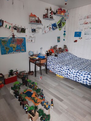 4 slaapkamers, een strijkplank/strijkijzer, reisbedje, wifi