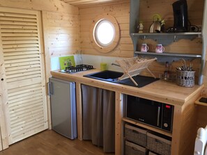 Geladeira, micro-ondas, cooktop, cafeteira/chaleira