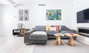 Smart TV - innSevilla luxury apartment pilatos, comfort and luxury in this apartment (Sevilla)