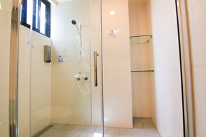 Ducha, artículos de higiene personal gratuitos y secador de pelo