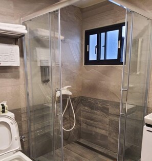Chambre Double | Douche de la salle de bain