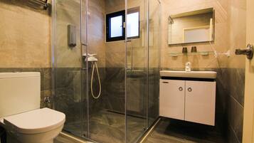 Dusche, kostenlose Toilettenartikel, Haartrockner, Hausschuhe