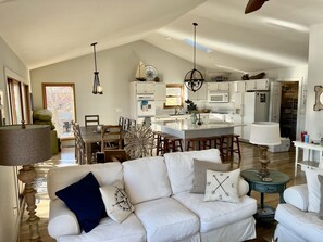 Smart TV, chimenea, libros y videoteca 