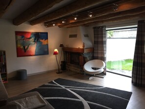 TV, stereo - Charming house in the heart of a small village in the Aure valley (sleeps 4) (Pailhac)