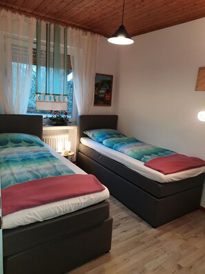 2 bedrooms, in-room safe, desk, iron/ironing board