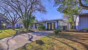 A modern two-story house with a front yard, a driveway, and a wooden fence. - Cozy 4 Bedroom Home 1.1 Mile to Market Square! Late Sunday Checkouts No Problem! (Fredericksburg)