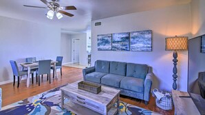 A living room with a ceiling fan, a dining table with chairs, a sofa, and a lamp. - Cozy 4 Bedroom Home 1.1 Mile to Market Square! Late Sunday Checkouts No Problem! (Fredericksburg)