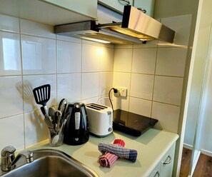 Kjøleskap, mikrobølgeovn, vannkoker og brødrister