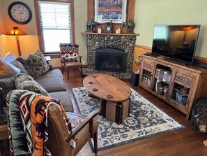 Téléviseur connecté, foyer, lecteur de DVD, livres