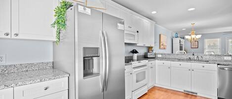 KylskÄp, mikrovÄgsugn, ugn och spishÀll