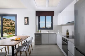 Deluxe Villa, 2 Bedrooms | Private kitchen | Fridge, oven, stovetop, dishwasher - Chrisanthi Villas (Malevizi)