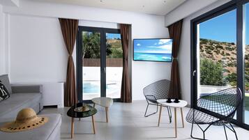Deluxe-villa - 2 soveværelser | Opholdsområde | 43-tommers smart-tv med kabelkanaler, tv