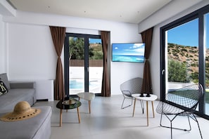 Deluxe villa, 2 slaapkamers | Woonruimte | Een 43-inch smart-tv met kabelzenders en een televisie