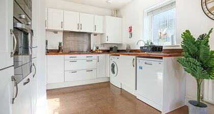 đLarge house with Free Parking, Smart TV & Gardenđ