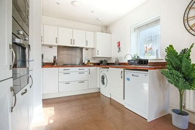 🌟Large house with Free Parking, Smart TV & Garden🌟