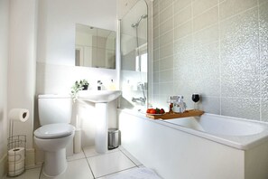 Bañera con ducha, artículos de tocador gratuitos, secador de pelo