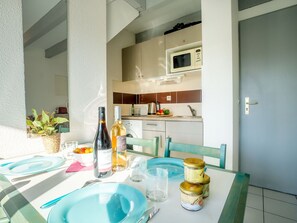 Microwave, high chair - Beautiful apartment for 4 guests with pool, A/C, WIFI, TV, terrace and pets allowed (Le Grau-du-roi)