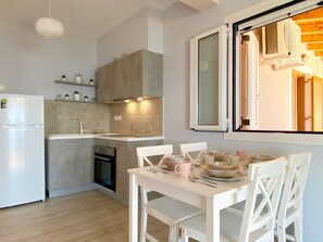 Een koelkast, een oven, een kookplaat, een koffiezetapparaat/waterkoker