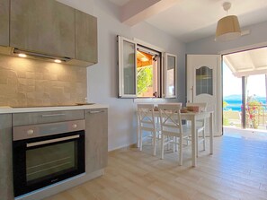 Fridge, oven, coffee/tea maker, electric kettle