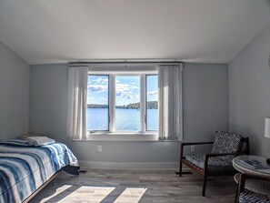 3 bedrooms, iron/ironing board, WiFi - Waters Edge on Dockham Shore! Lake Winnipesaukee Waterfront! (Gilford)