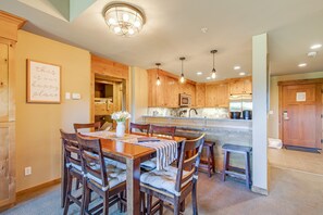 Dining - Elegant, dog-friendly retreat w/ shared pool & fireplace - near trails (Cle Elum)