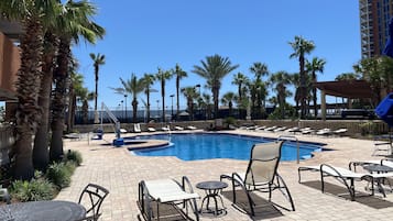 Piscine couverte, piscine extérieure