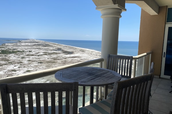 Coffee or a cocktail on the lanai !!