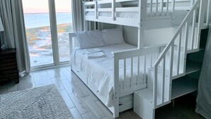 Ein Schlafzimmer mit Etagenbetten und Meerblick.