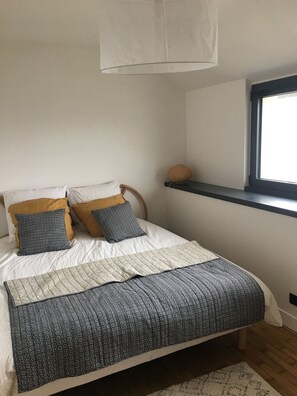 3 bedrooms, desk, iron/ironing board, WiFi