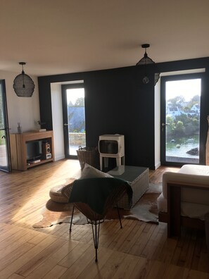 Fernseher, Kamin, Stereoanlage