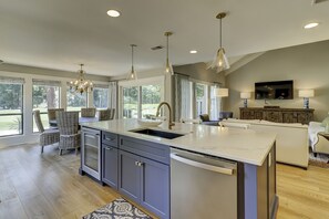 Interior - Completely renovated Harbour Town villa, located right on the golf course (Hilton Head Island)