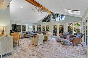 Smart-TV, peis og DVD-spiller