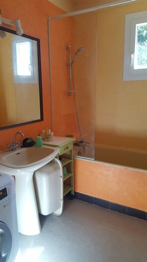 Combined shower/bathtub, hair dryer, towels, soap - House in the middle of the garrigue in Drôme provençale (Rousset-les-Vignes)