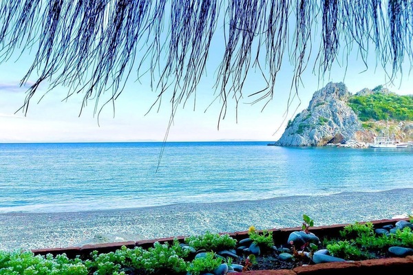 Free beach shuttle, sun loungers, beach umbrellas