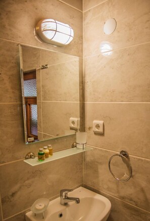 Comfort Tree House | Bathroom | Shower, hair dryer, towels, soap