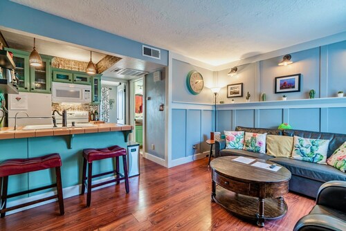 Cozy Cactus Condo, Mountain View Patio, Pools, Hot Tubs, Gym, Pickleball, Resort