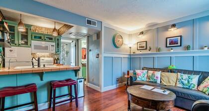 Cozy Cactus Condo, Mountain View Patio, Pools, Hot Tubs, Gym, Pickleball, Resort