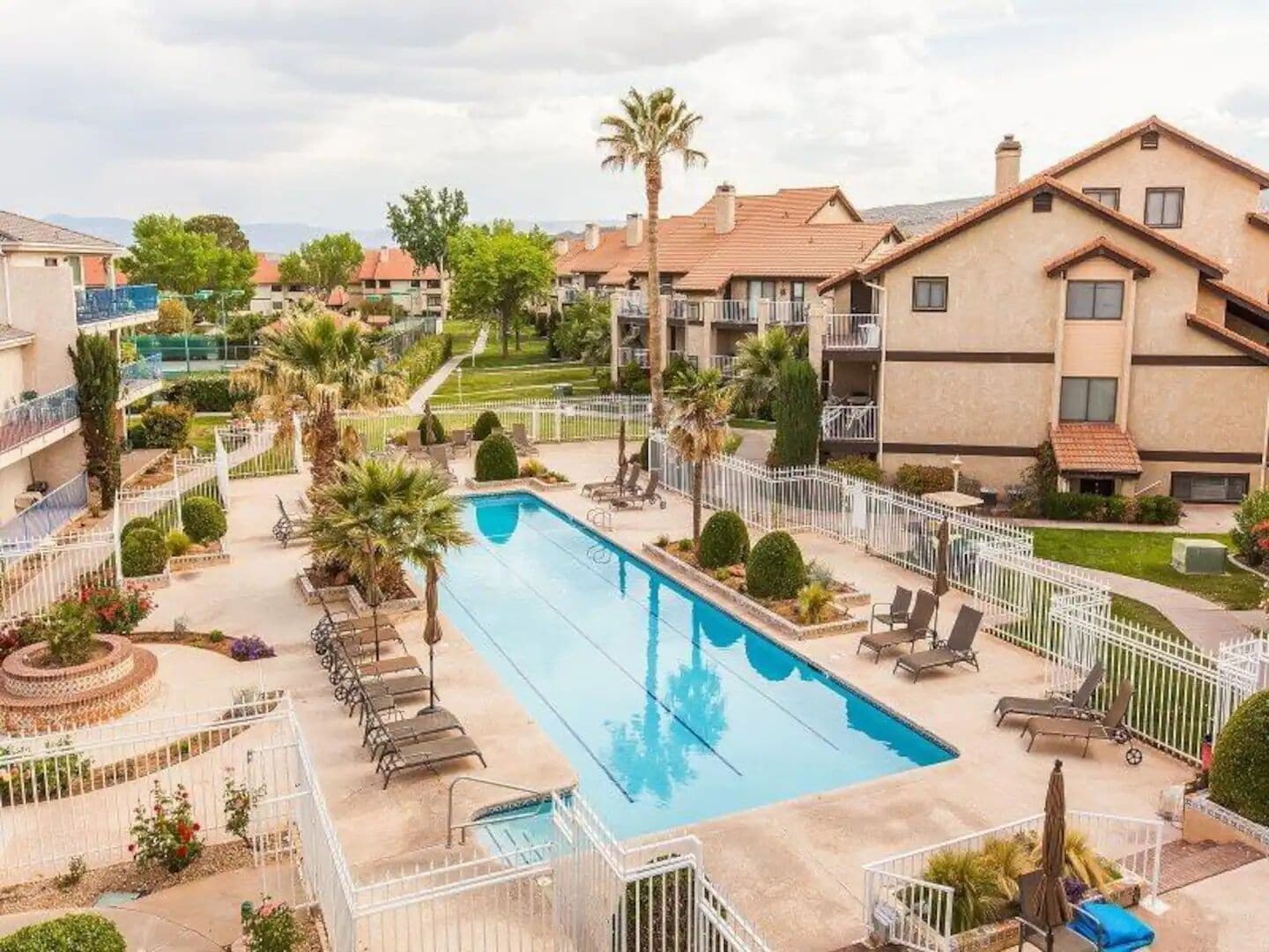 Una piscina al aire libre, una piscina climatizada