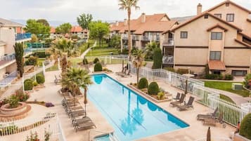 Una piscina al aire libre, una piscina climatizada
