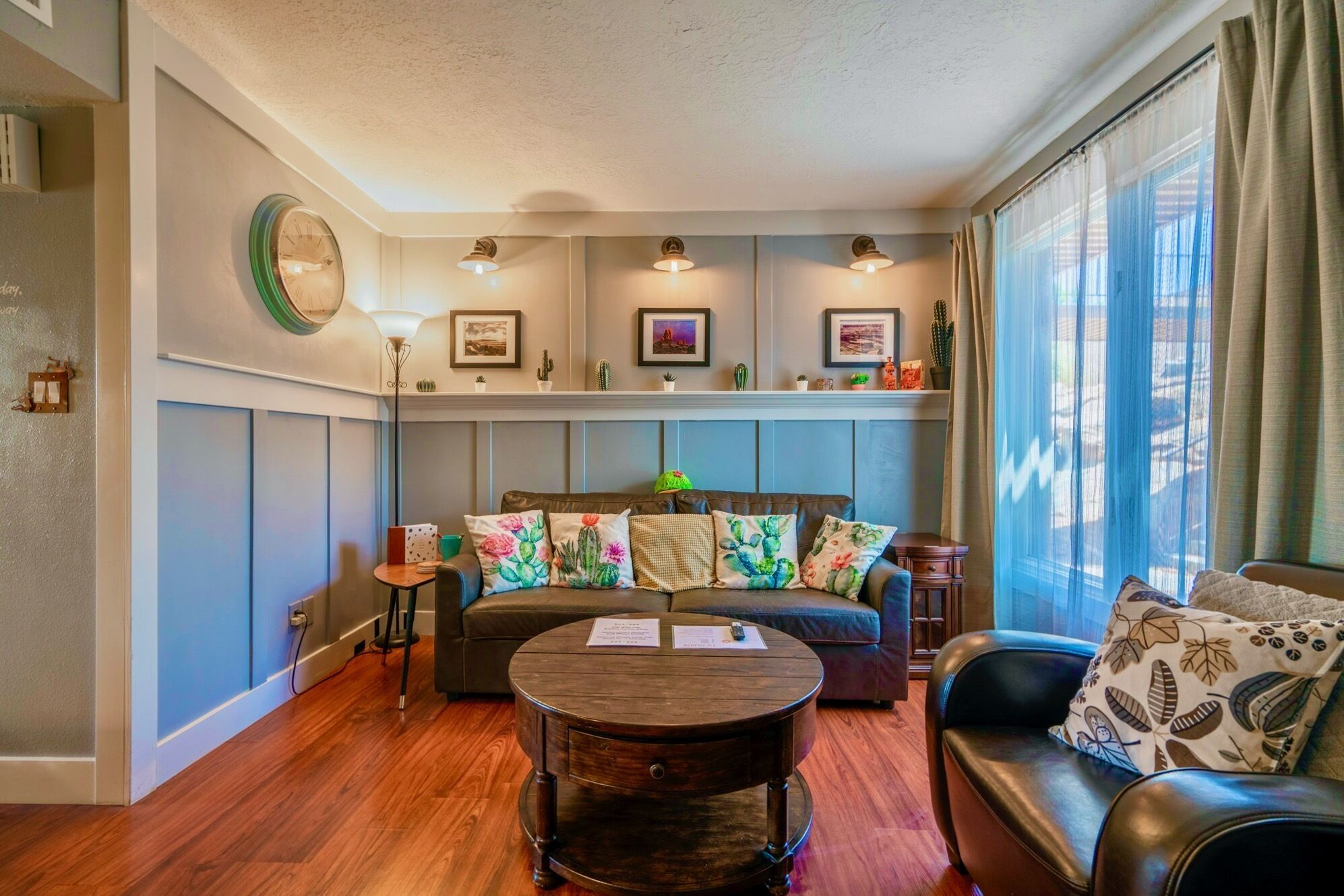 Smart TV, futbolito, mesa de ping pong