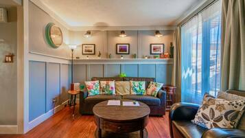 Smart TV, futbolito, mesa de ping pong