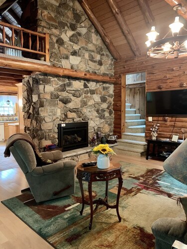 Rustic Log Home located near Baileys Harbor