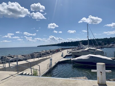 Rustic Log Home located near Baileys Harbor